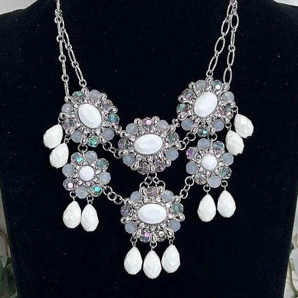 Charming Charlie Floral Bib Necklace Women's 7” Drop Silver-tone & White Chunky - Picture 3 of 8